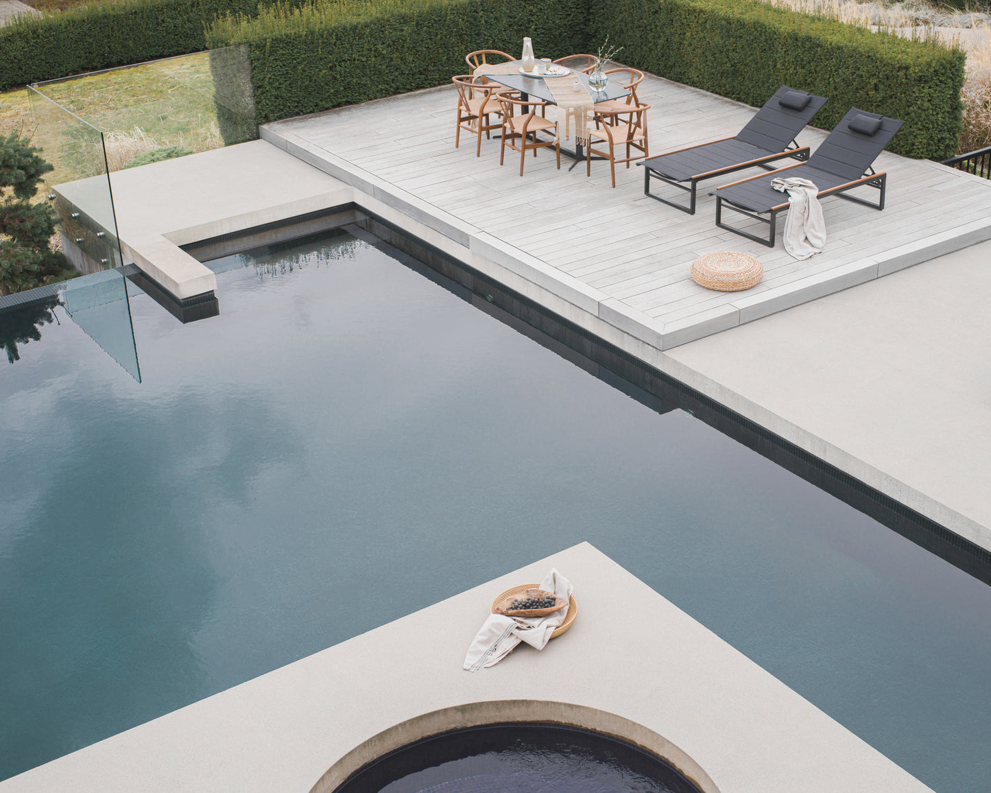 Linnea Outdoor Lounger in black