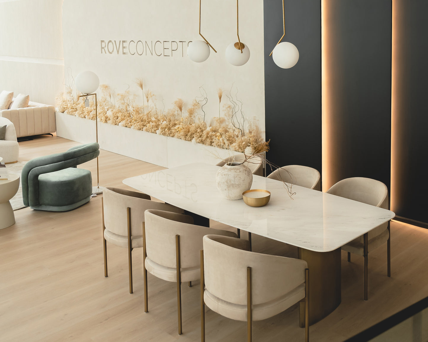 Solana Dining Scene Showroom