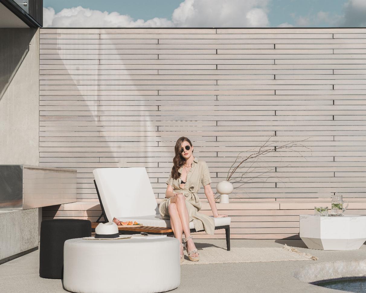 Francis Outdoor Lounger in palisades and black frame