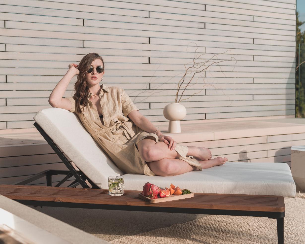 Francis Outdoor Lounger in palisades and black frame