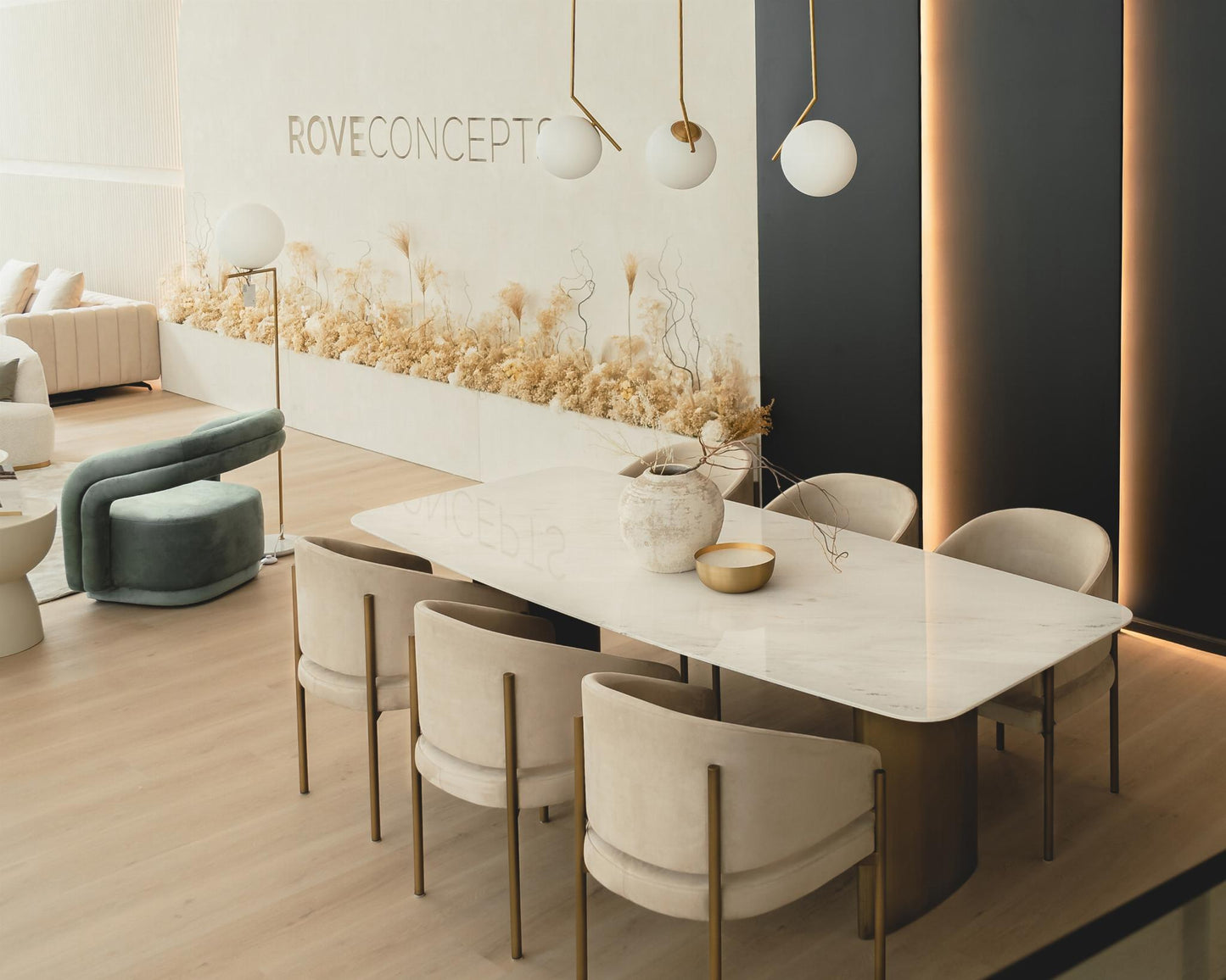 Solana Dining Table Scene