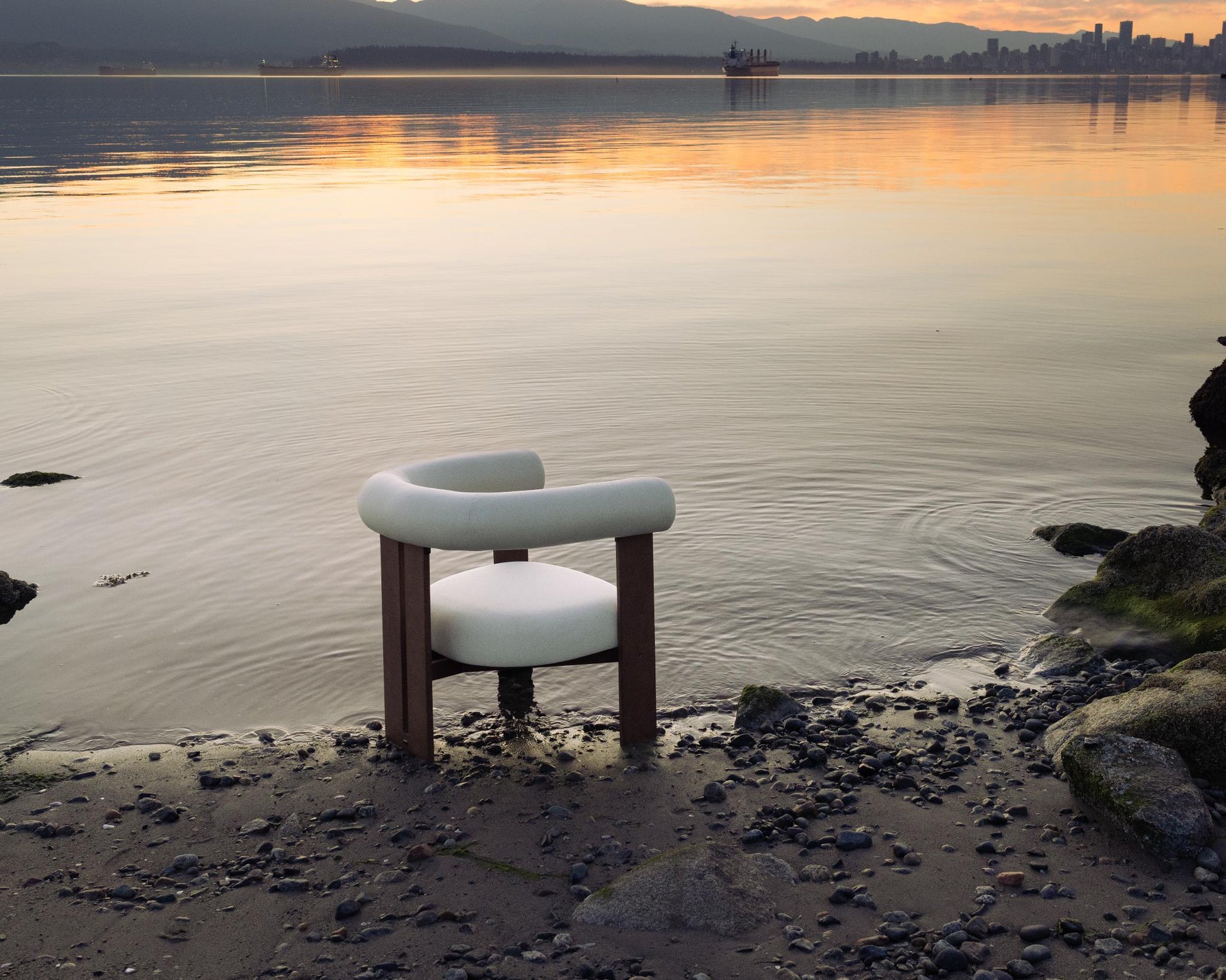 Tola lounge chair - Staged